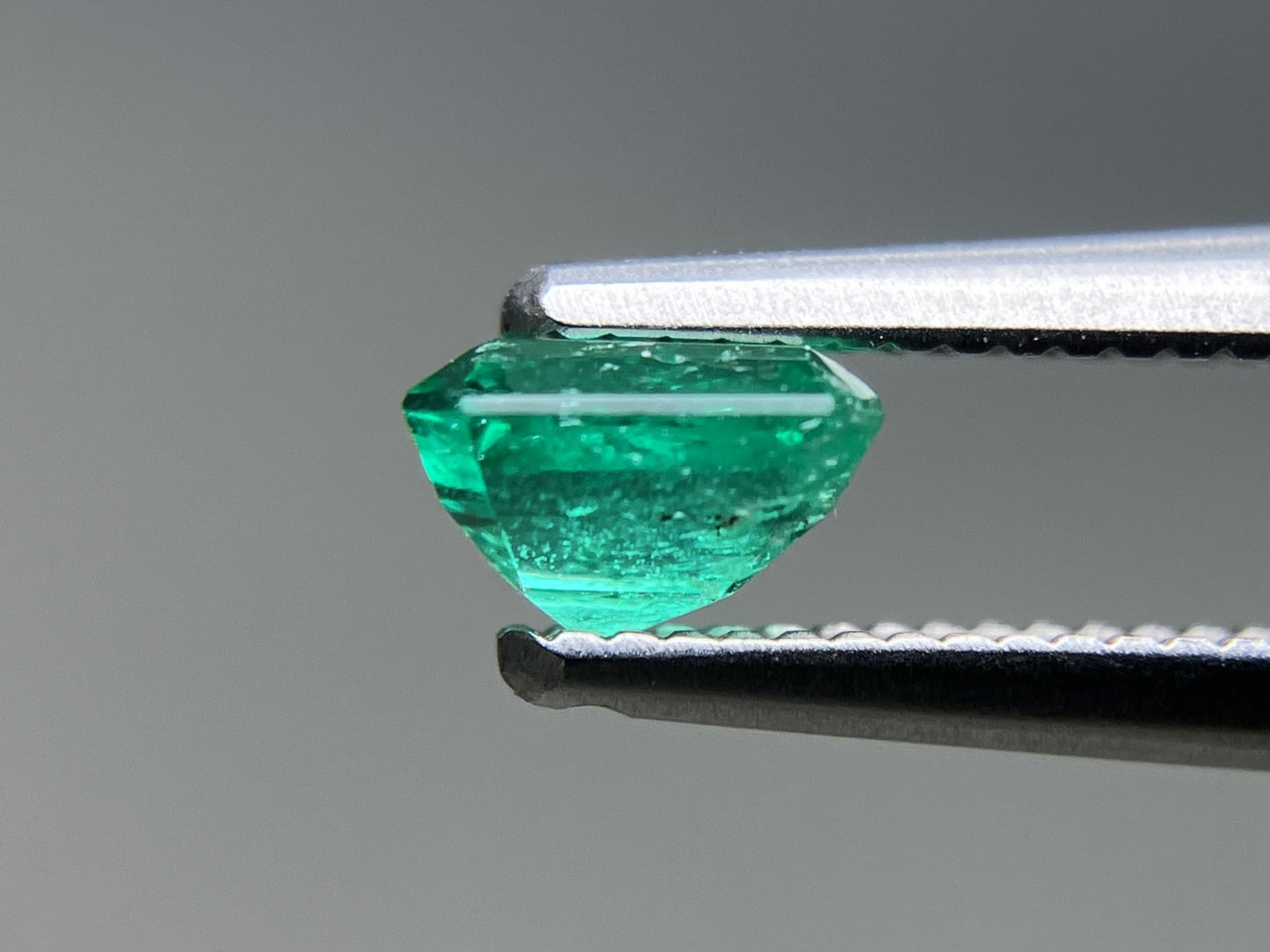 エメラルド 天然 0.533ct 宝石ソーティング付き 5.1㎜×4.4㎜×3.2㎜ ルース（ 裸石 ） 8246YY