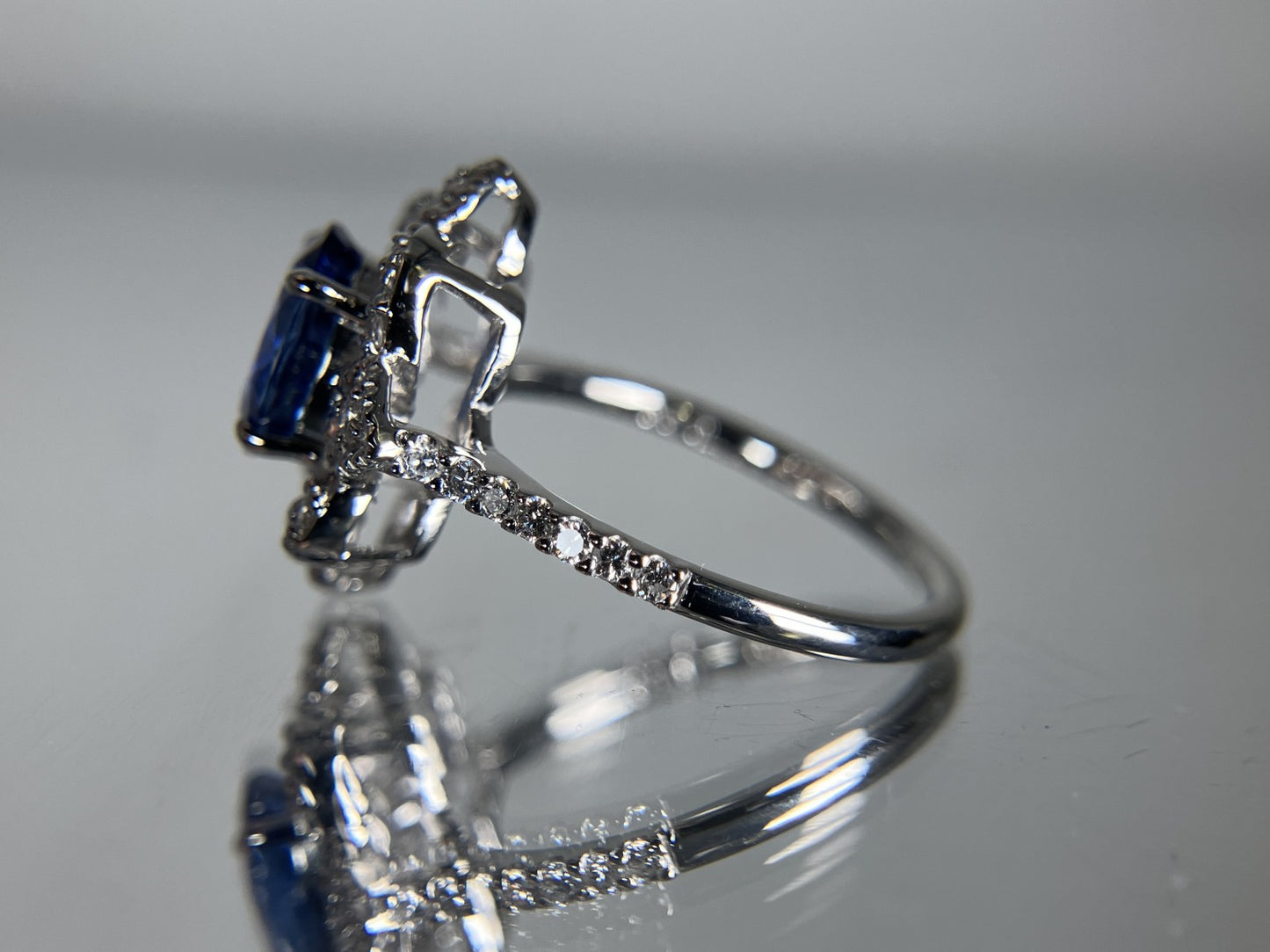 サファイア 1.51ct コンフラワーブルー Cornflower Blue AIGS鑑別書 D0.33ct PT900 4.9g 指輪 （JP13号） サイズ直し無料 8061K