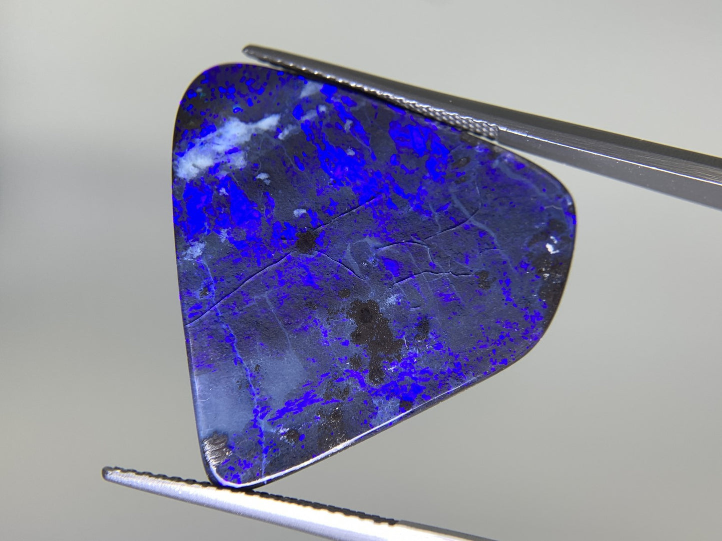 ボルダーオパール 天然  22.340ct  宝石ソーティング付き  24.6㎜×24.1㎜×4.9㎜   ルース（ 裸石 ） 5556Y