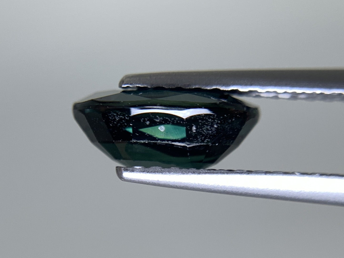 サファイア 天然 2.277ct 宝石ソーティング付き 8.9㎜×6.7㎜×3.6㎜ ルース（ 裸石 ） 8207Y