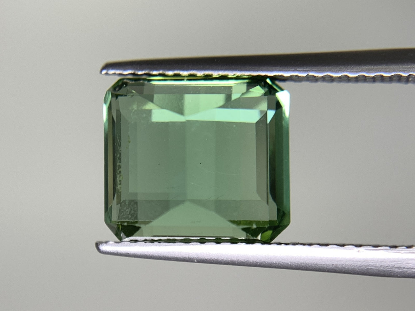 グリーントルマリン 5.117ct  宝石ソーティング付き  10.1㎜×9.0㎜×6.2㎜  天然 ルース（ 裸石 ） 4681Y