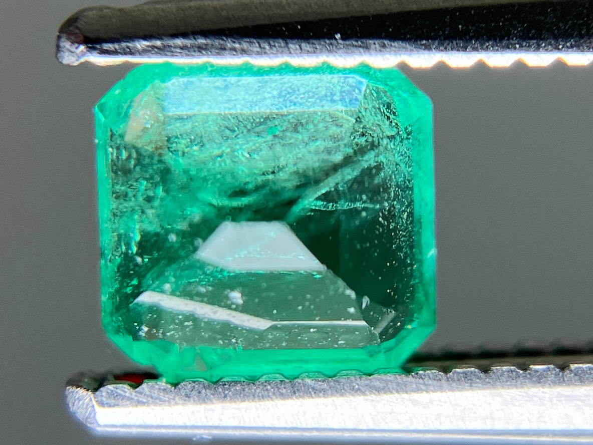 エメラルド 天然 0.656ct 宝石ソーティング付き 5.2㎜×5.1㎜×3.6㎜ ルース（ 裸石 ） 8295YY