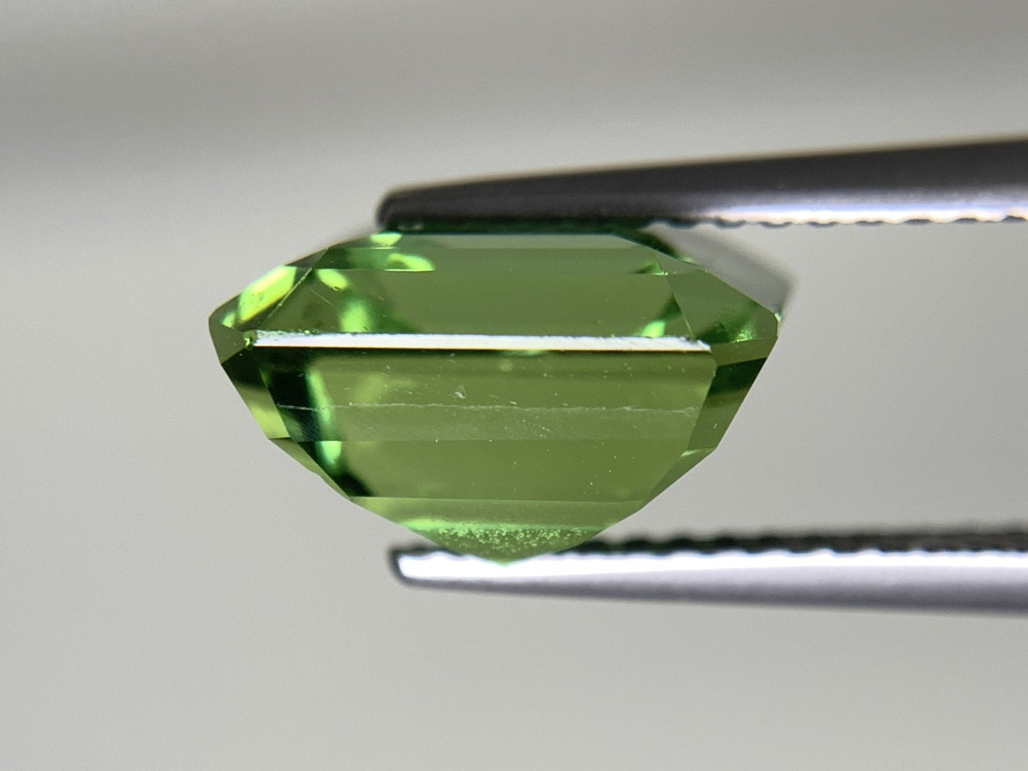 グリーントルマリン 5.117ct  宝石ソーティング付き  10.1㎜×9.0㎜×6.2㎜  天然 ルース（ 裸石 ） 4681Y