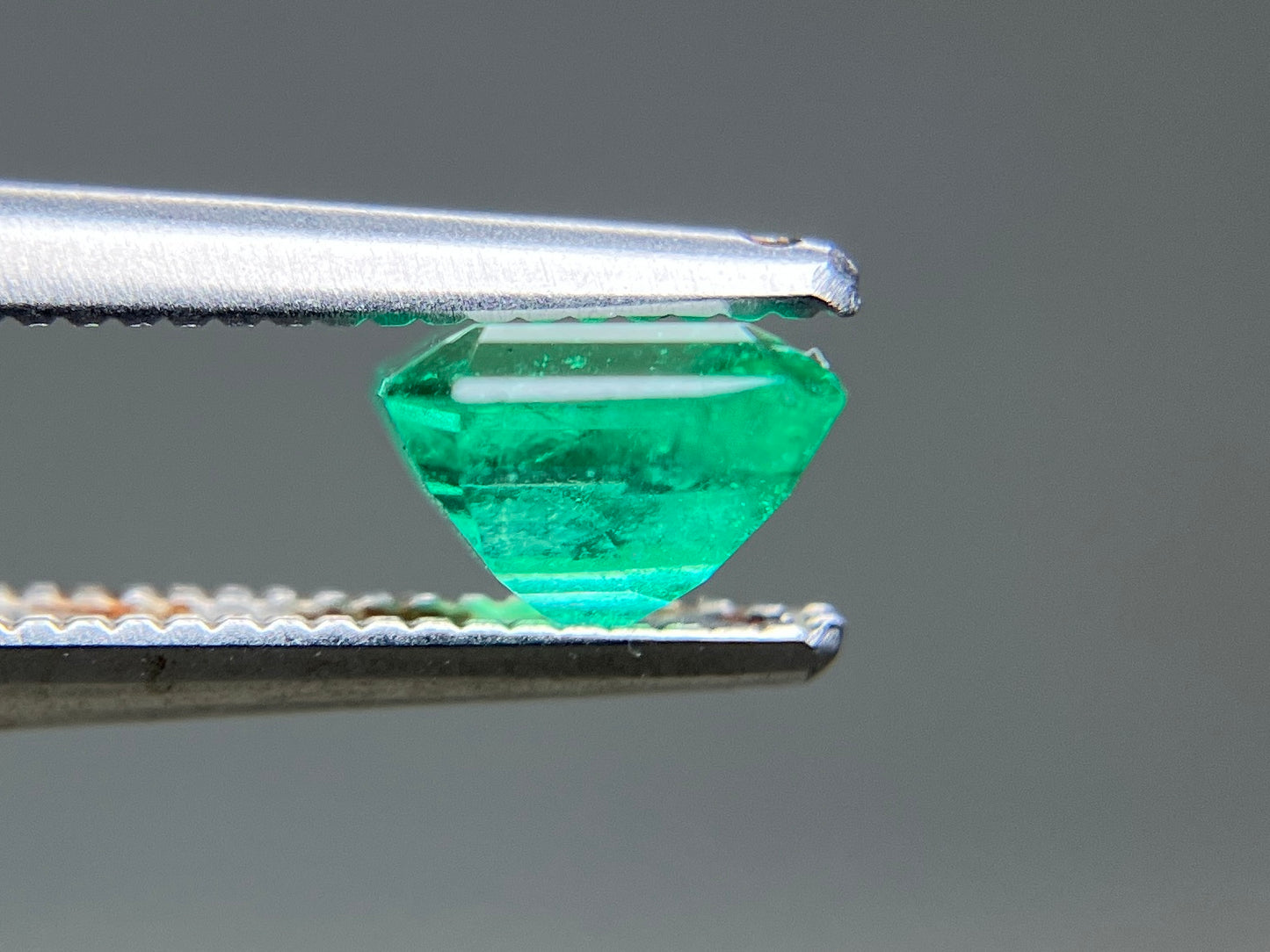 エメラルド 天然 0.656ct 宝石ソーティング付き 5.2㎜×5.1㎜×3.6㎜ ルース（ 裸石 ） 8295YY
