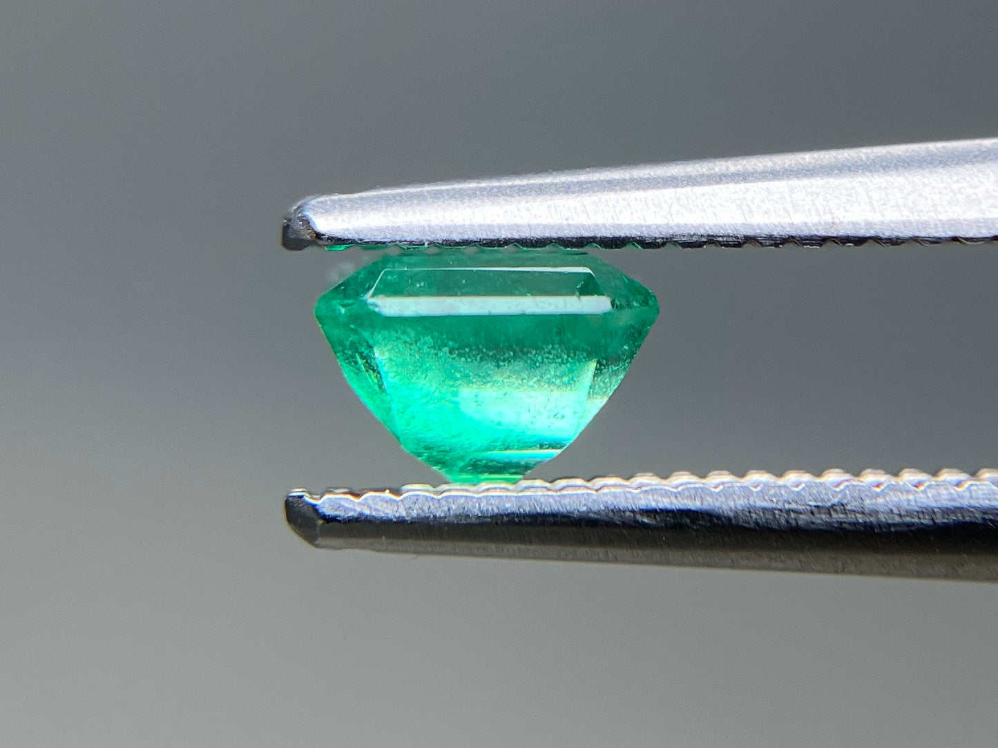 エメラルド 天然 0.656ct 宝石ソーティング付き 5.2㎜×5.1㎜×3.6㎜ ルース（ 裸石 ） 8295YY
