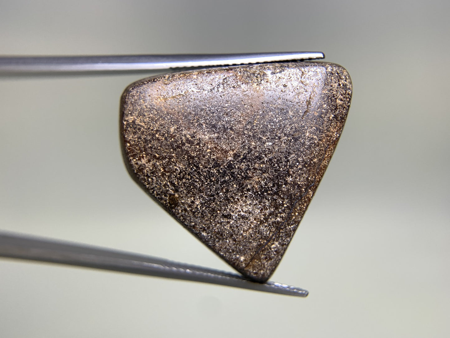 ボルダーオパール 天然  22.340ct  宝石ソーティング付き  24.6㎜×24.1㎜×4.9㎜   ルース（ 裸石 ） 5556Y
