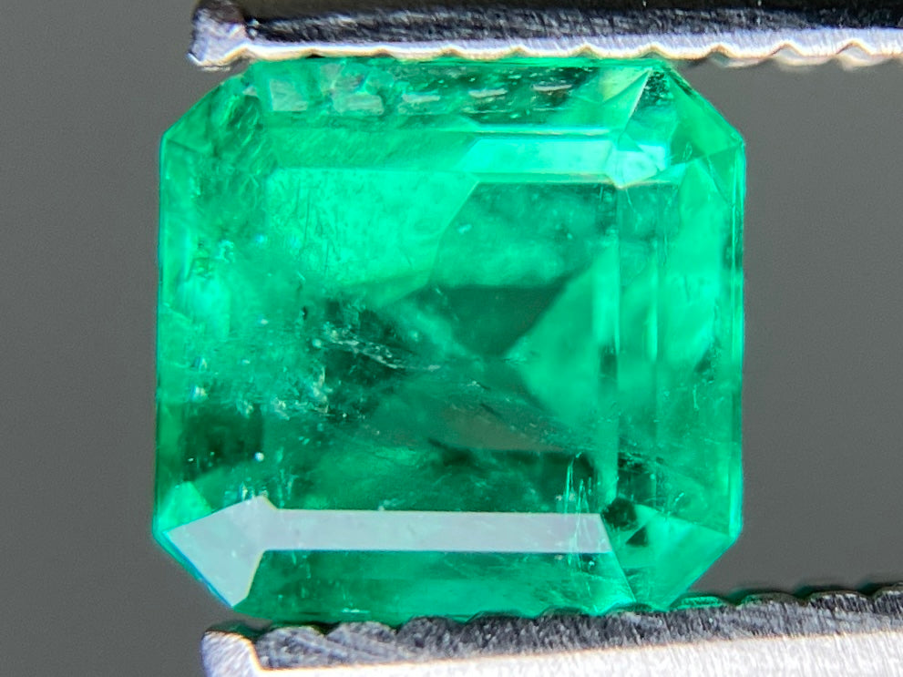 エメラルド 天然 0.656ct 宝石ソーティング付き 5.2㎜×5.1㎜×3.6㎜ ルース（ 裸石 ） 8295YY