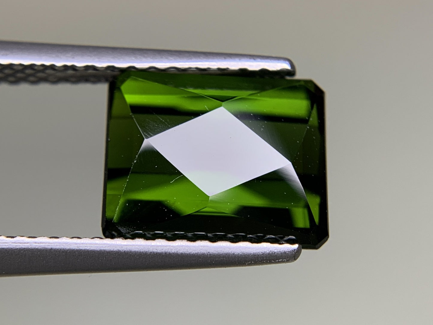 グリーントルマリン 3.040ct 宝石ソーティング付き  9.4㎜×7.4㎜×4.8㎜  ルース（ 裸石 ） 3243Y