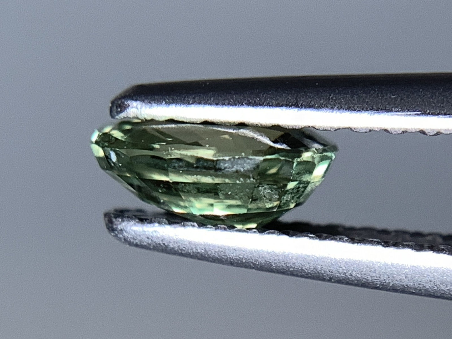 アレキサンドライト 天然 0.821ct 宝石ソーティング付き 6.3㎜×5.0㎜×2.7㎜ ルース（ 裸石 ） 7116Y