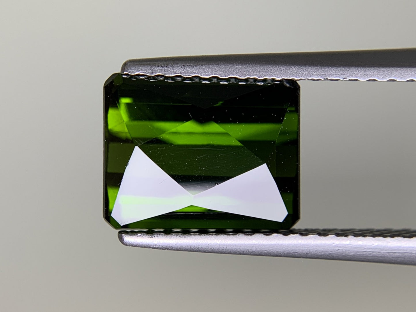 グリーントルマリン 3.040ct 宝石ソーティング付き  9.4㎜×7.4㎜×4.8㎜  ルース（ 裸石 ） 3243Y