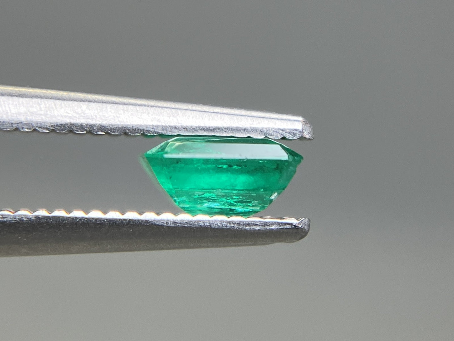 エメラルド 天然 0.568ct 宝石ソーティング付き 5.3㎜×5.1㎜×2.6㎜ ルース（ 裸石 ） 8291YY
