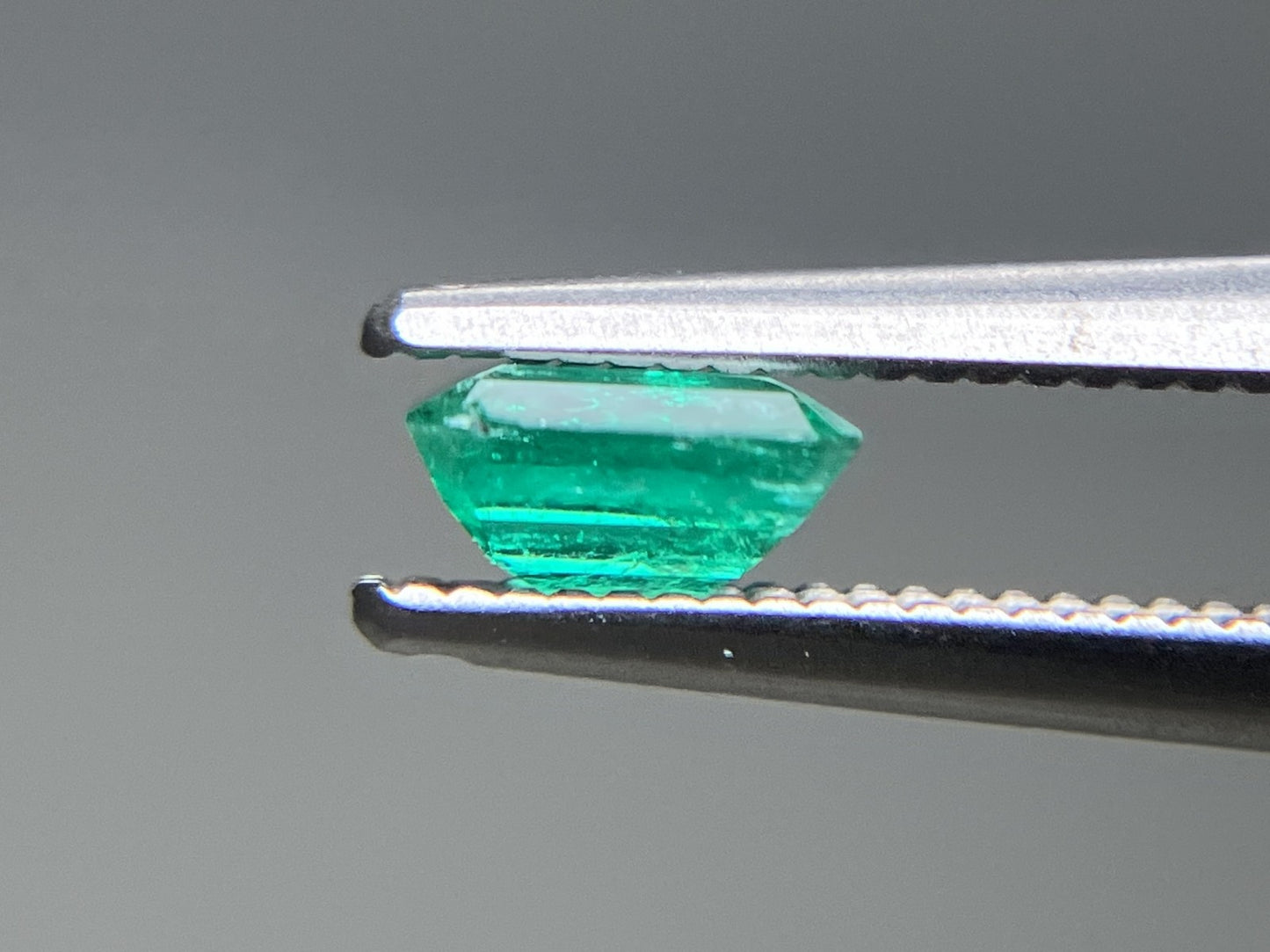 エメラルド 天然 0.568ct 宝石ソーティング付き 5.3㎜×5.1㎜×2.6㎜ ルース（ 裸石 ） 8291YY