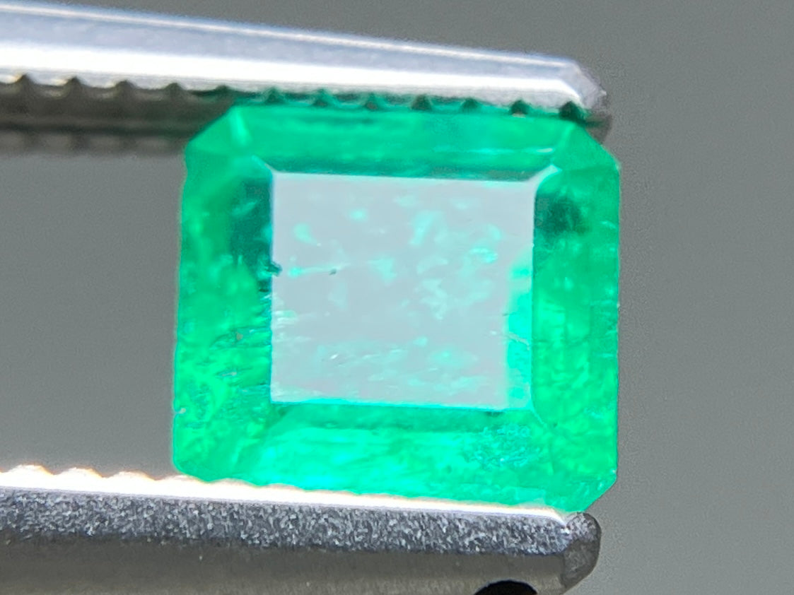 エメラルド 天然 0.568ct 宝石ソーティング付き 5.3㎜×5.1㎜×2.6㎜ ルース（ 裸石 ） 8291YY