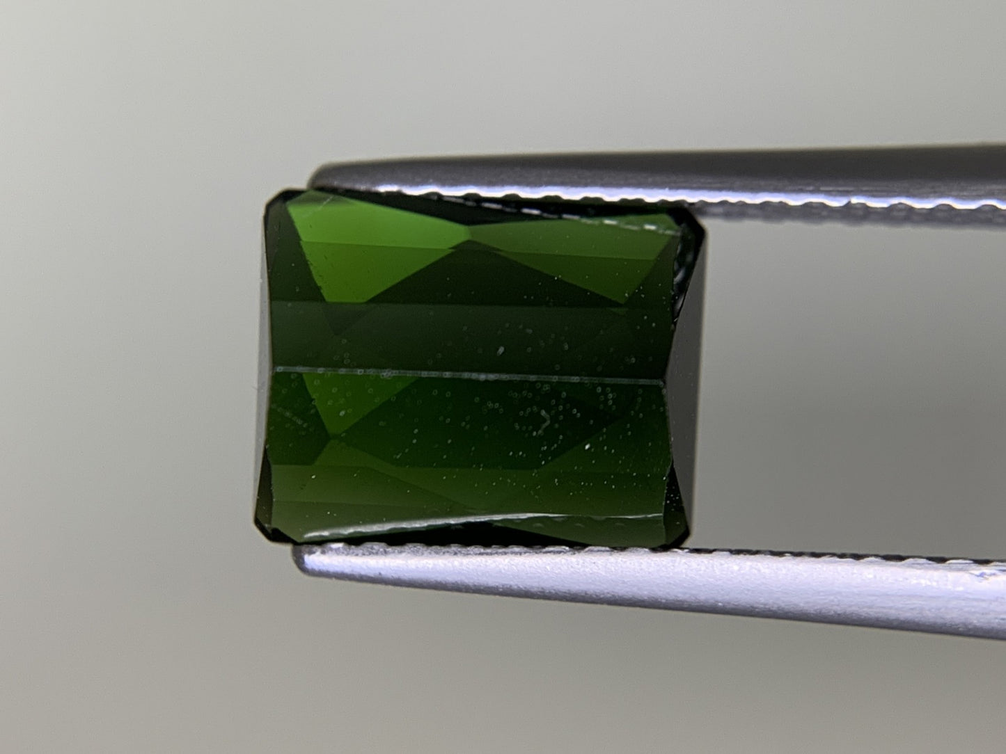 グリーントルマリン 3.040ct 宝石ソーティング付き  9.4㎜×7.4㎜×4.8㎜  ルース（ 裸石 ） 3243Y