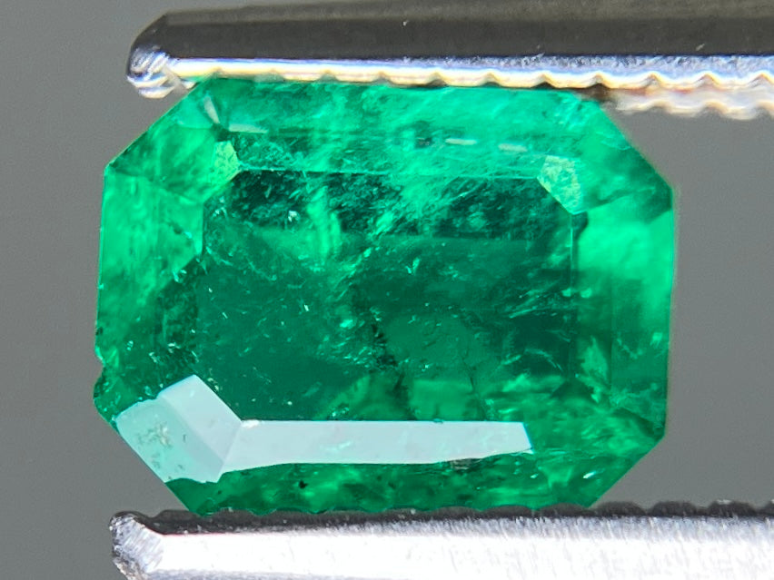 エメラルド 天然 0.565ct 宝石ソーティング付き 6.2㎜×4.9㎜×2.6㎜ ルース（ 裸石 ） 8263YY