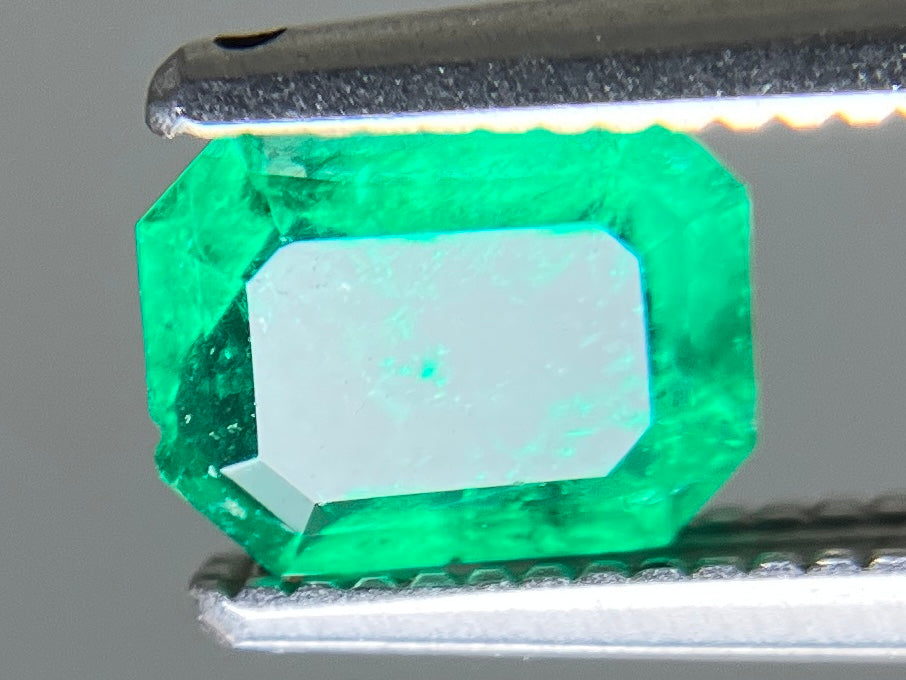 エメラルド 天然 0.565ct 宝石ソーティング付き 6.2㎜×4.9㎜×2.6㎜ ルース（ 裸石 ） 8263YY