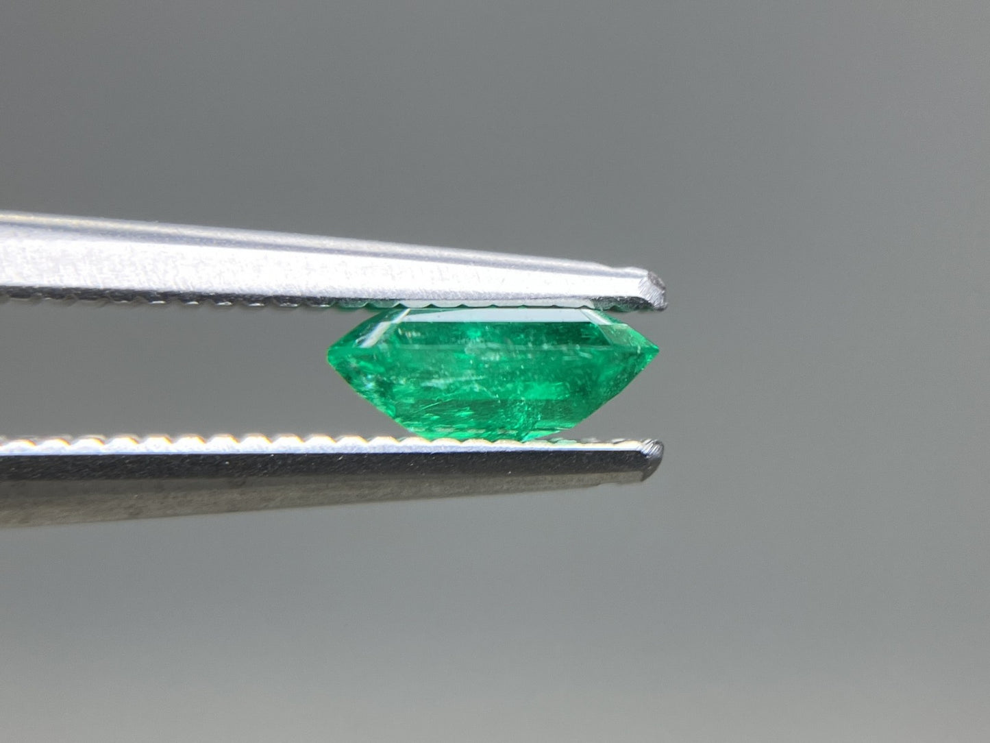 エメラルド 天然 0.565ct 宝石ソーティング付き 6.2㎜×4.9㎜×2.6㎜ ルース（ 裸石 ） 8263YY