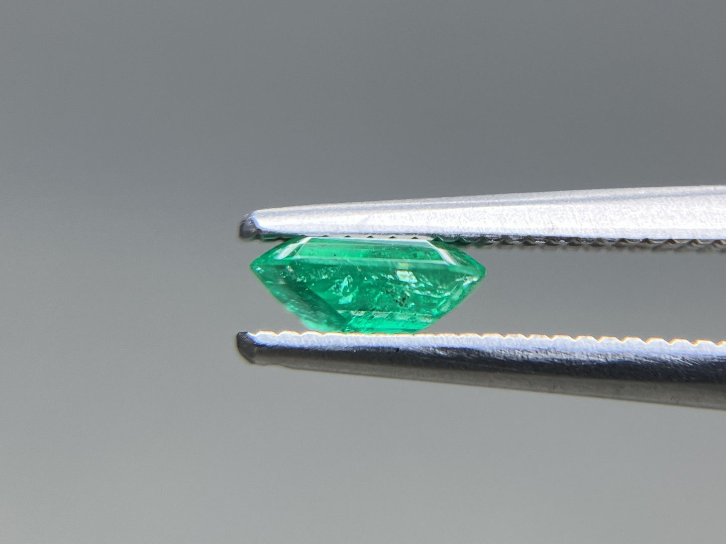 エメラルド 天然 0.565ct 宝石ソーティング付き 6.2㎜×4.9㎜×2.6㎜ ルース（ 裸石 ） 8263YY
