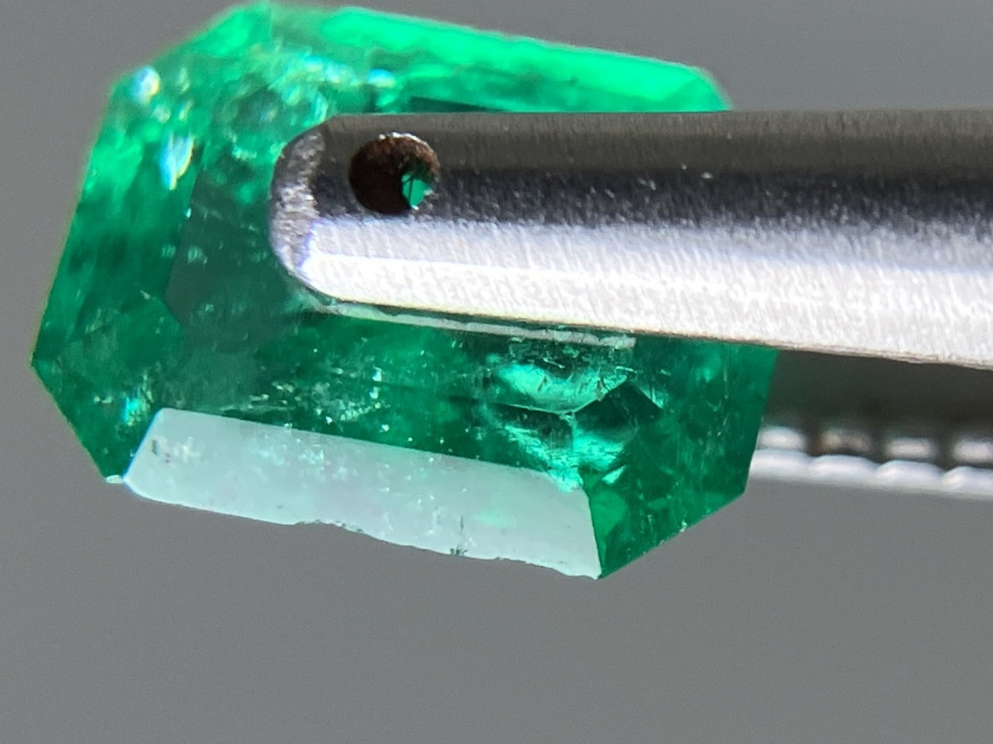 エメラルド 天然 0.565ct 宝石ソーティング付き 6.2㎜×4.9㎜×2.6㎜ ルース（ 裸石 ） 8263YY