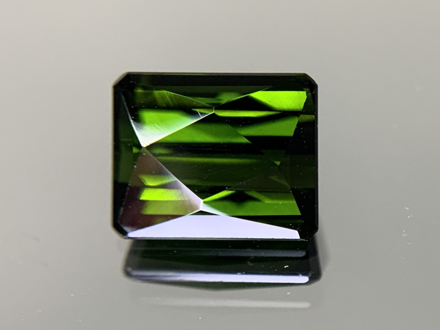 グリーントルマリン 3.040ct 宝石ソーティング付き  9.4㎜×7.4㎜×4.8㎜  ルース（ 裸石 ） 3243Y