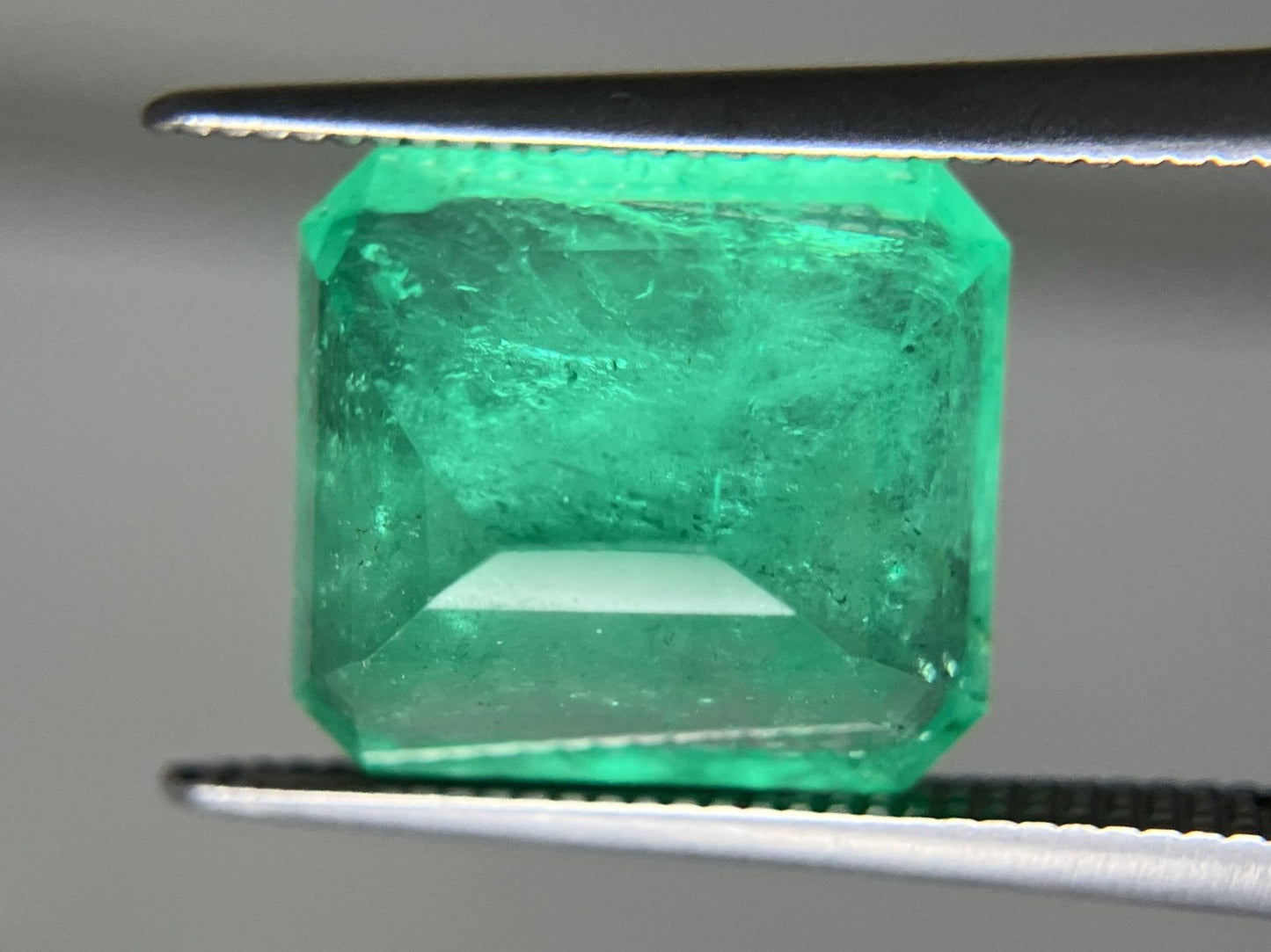 エメラルド 5.093ct 中央宝石ソーティング付き  11.00㎜×9.92㎜×6.49㎜  ルース（ 裸石 ） 3741YY