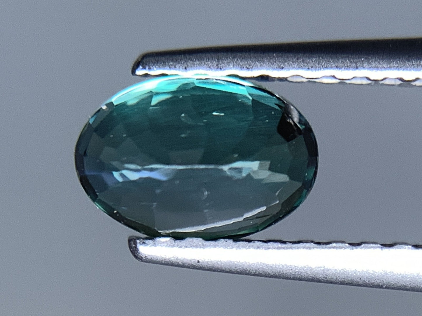 アレキサンドライト 天然 0.882ct 中央宝石ソーティング付き 6.58㎜×4.60㎜×3.31㎜ ルース（ 裸石 ） 6923Y