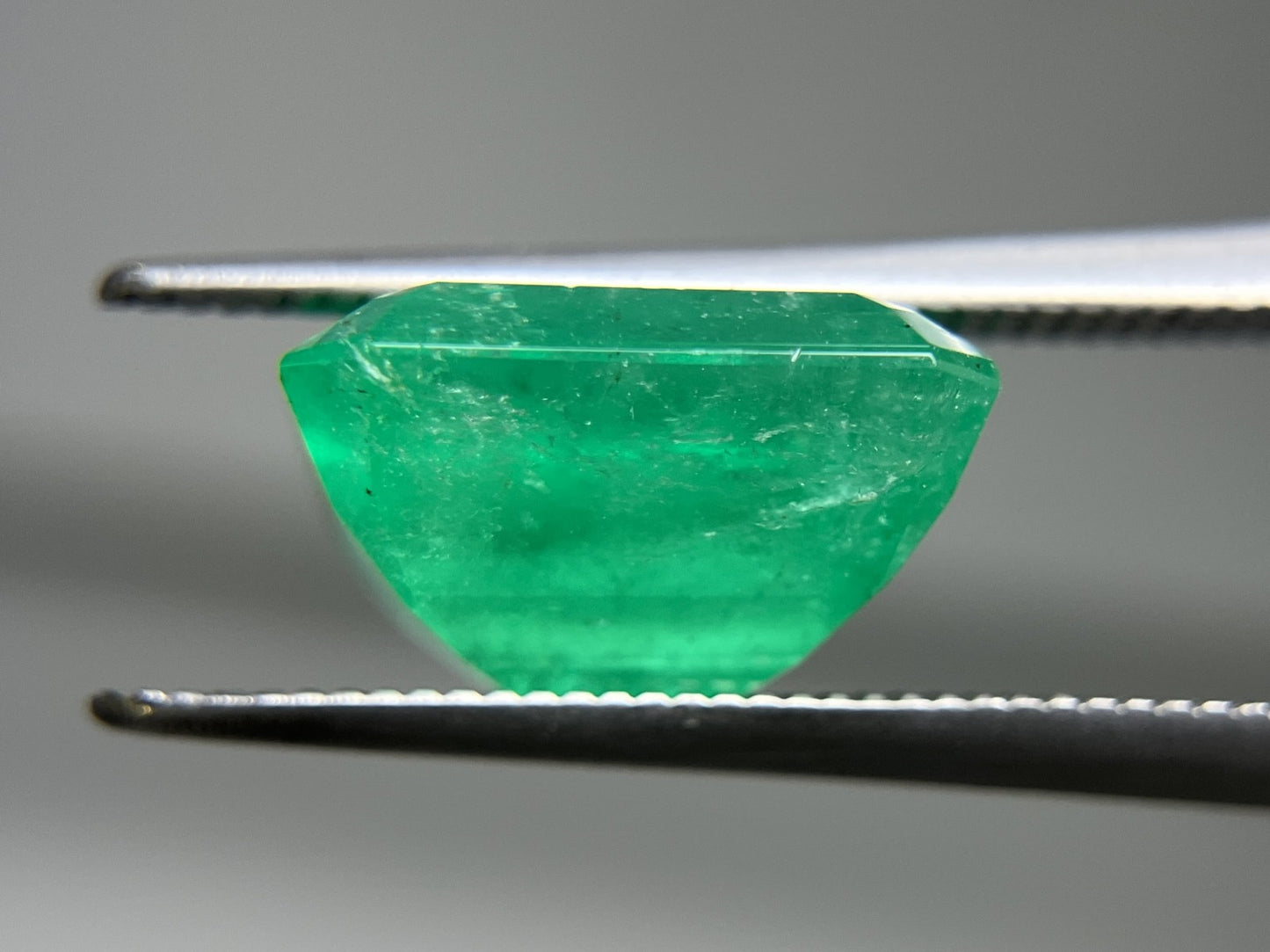 エメラルド 5.093ct 中央宝石ソーティング付き  11.00㎜×9.92㎜×6.49㎜  ルース（ 裸石 ） 3741YY