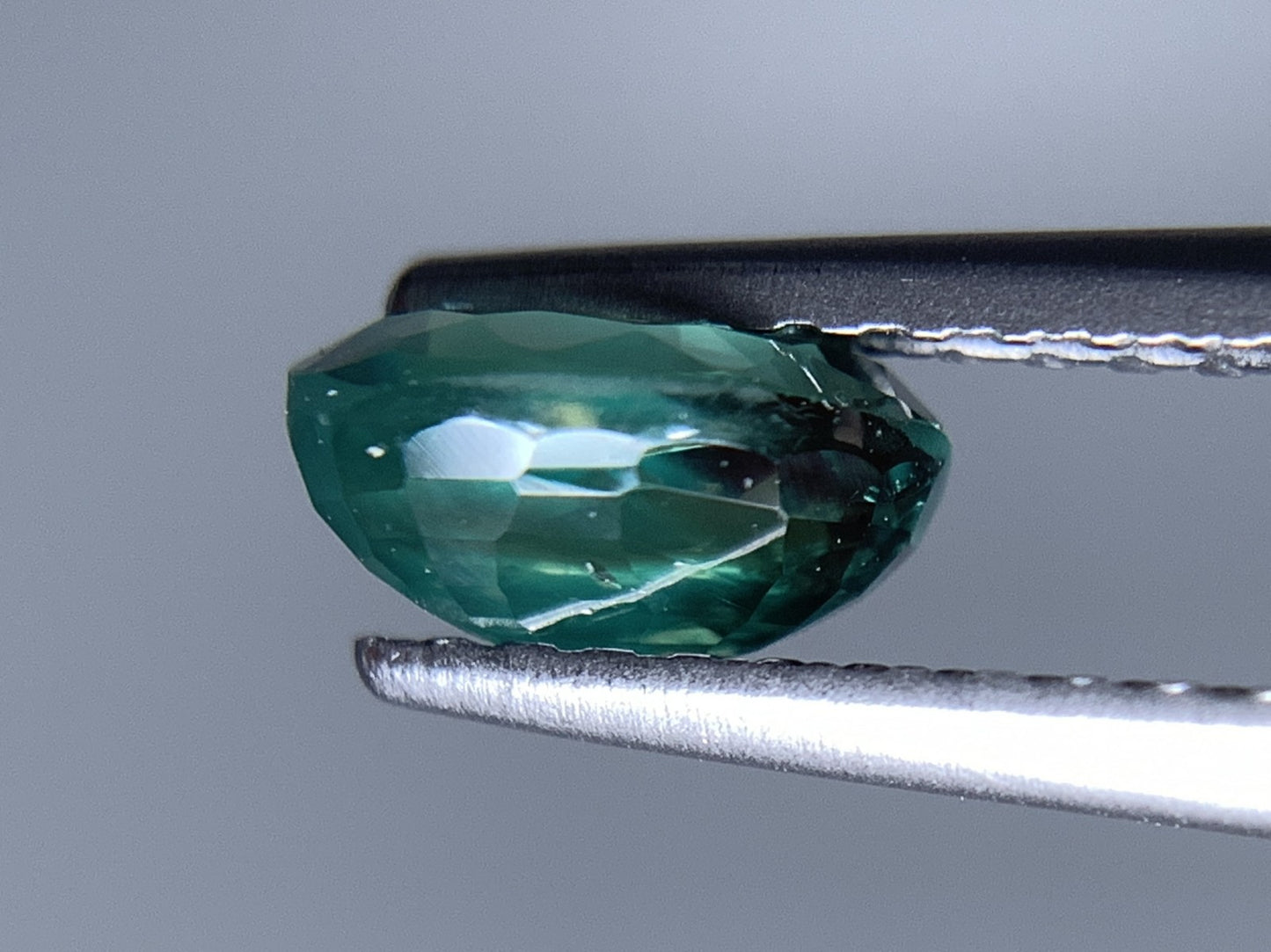 アレキサンドライト 天然 0.882ct 中央宝石ソーティング付き 6.58㎜×4.60㎜×3.31㎜ ルース（ 裸石 ） 6923Y