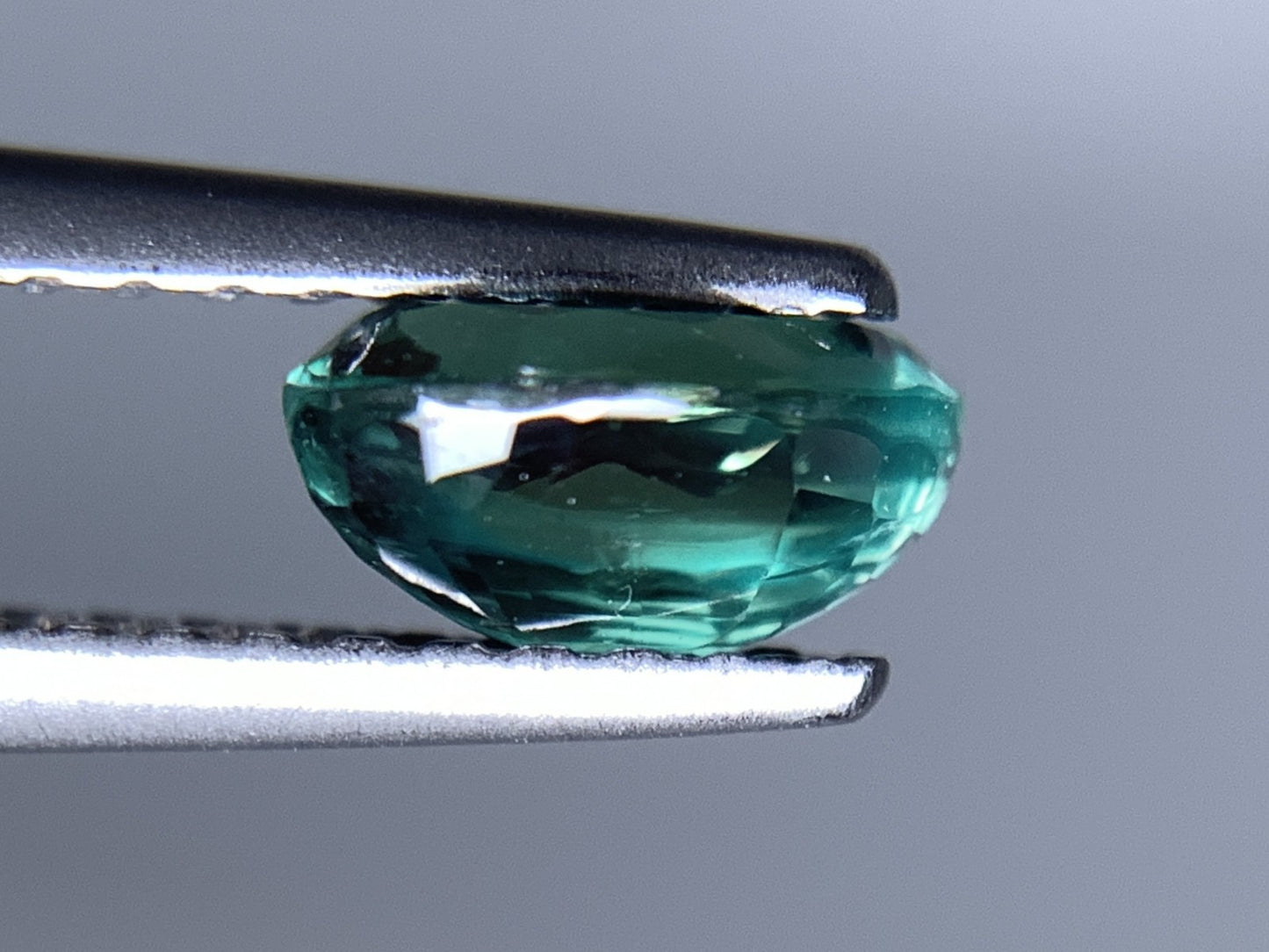アレキサンドライト 天然 0.882ct 中央宝石ソーティング付き 6.58㎜×4.60㎜×3.31㎜ ルース（ 裸石 ） 6923Y