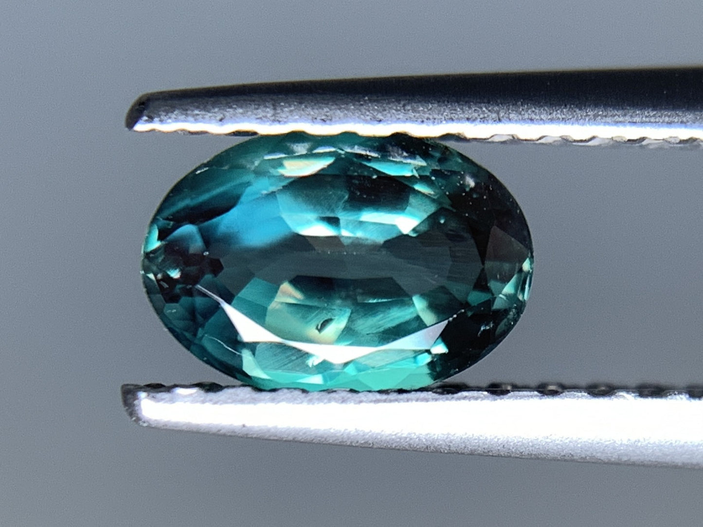 アレキサンドライト 天然 0.882ct 中央宝石ソーティング付き 6.58㎜×4.60㎜×3.31㎜ ルース（ 裸石 ） 6923Y