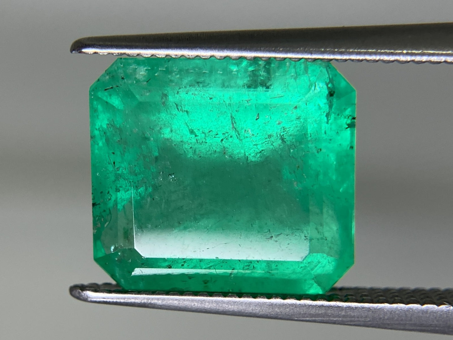 エメラルド 5.093ct 中央宝石ソーティング付き  11.00㎜×9.92㎜×6.49㎜  ルース（ 裸石 ） 3741YY