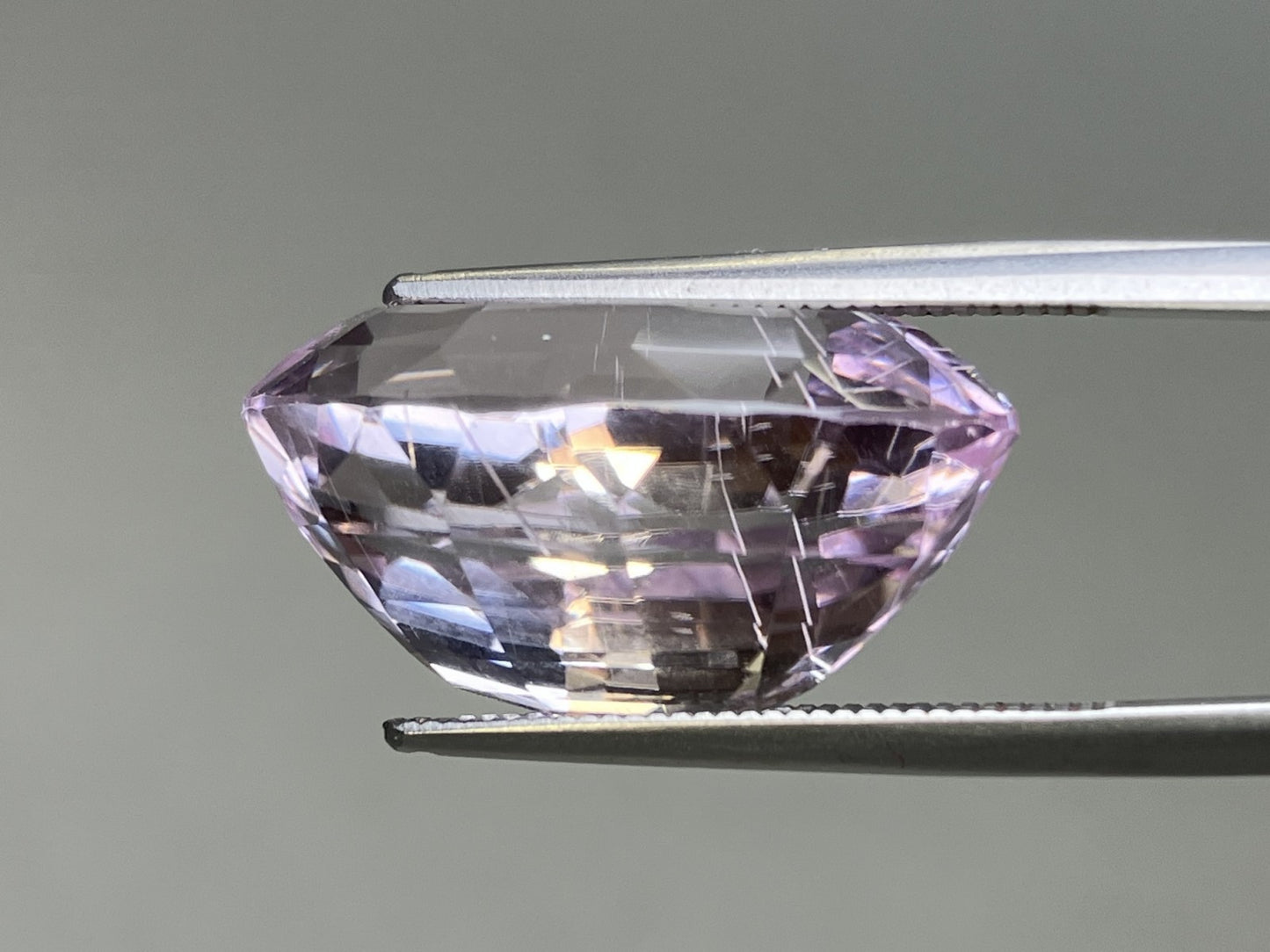 クンツァイト 天然 22.409ct 中央宝石ソーティング付き 20.70㎜×14.12㎜×10.72㎜ 天然 ルース（ 裸石 ） 5133YY