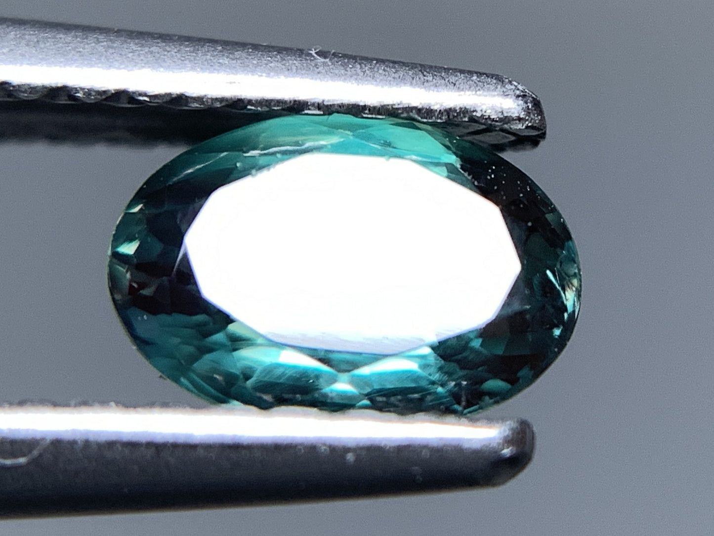 アレキサンドライト 天然 0.882ct 中央宝石ソーティング付き 6.58㎜×4.60㎜×3.31㎜ ルース（ 裸石 ） 6923Y