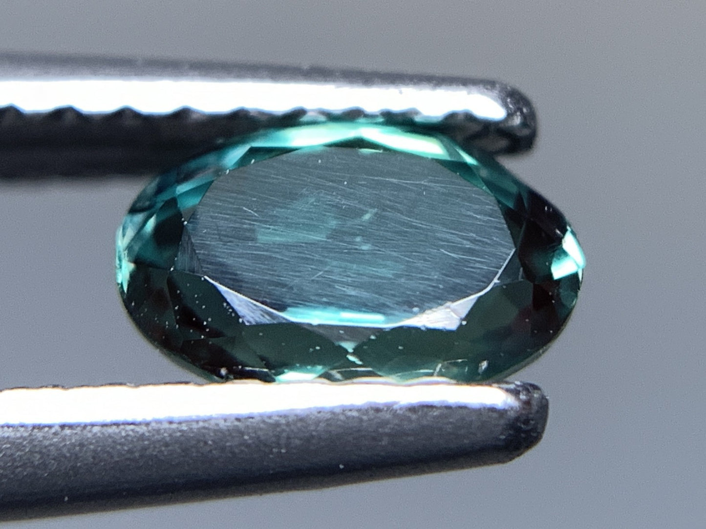アレキサンドライト 天然 0.882ct 中央宝石ソーティング付き 6.58㎜×4.60㎜×3.31㎜ ルース（ 裸石 ） 6923Y