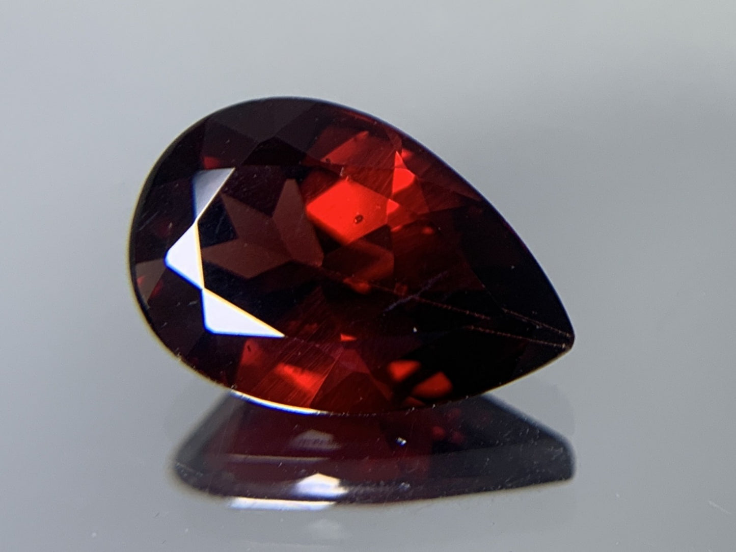 ガーネット 3.177ct  宝石ソーティング付き  12.0㎜×7.8㎜×4.6㎜　  ルース（ 裸石 ） 2048Y