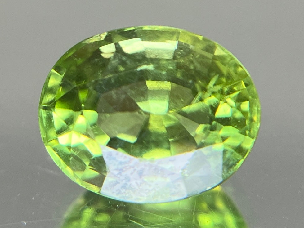 ペリドット 天然 2.104ct 宝石ソーティング付き 8.4㎜×6.7㎜×5.1㎜ ルース（ 裸石 ） 8316YY