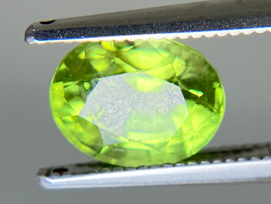 ペリドット 天然 2.104ct 宝石ソーティング付き 8.4㎜×6.7㎜×5.1㎜ ルース（ 裸石 ） 8316YY