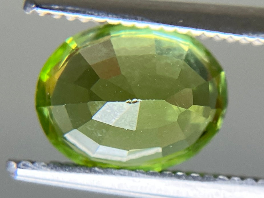 ペリドット 天然 2.104ct 宝石ソーティング付き 8.4㎜×6.7㎜×5.1㎜ ルース（ 裸石 ） 8316YY
