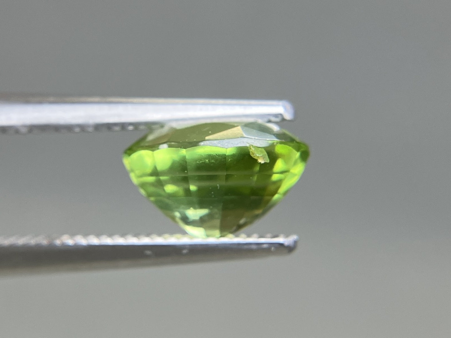 ペリドット 天然 2.104ct 宝石ソーティング付き 8.4㎜×6.7㎜×5.1㎜ ルース（ 裸石 ） 8316YY