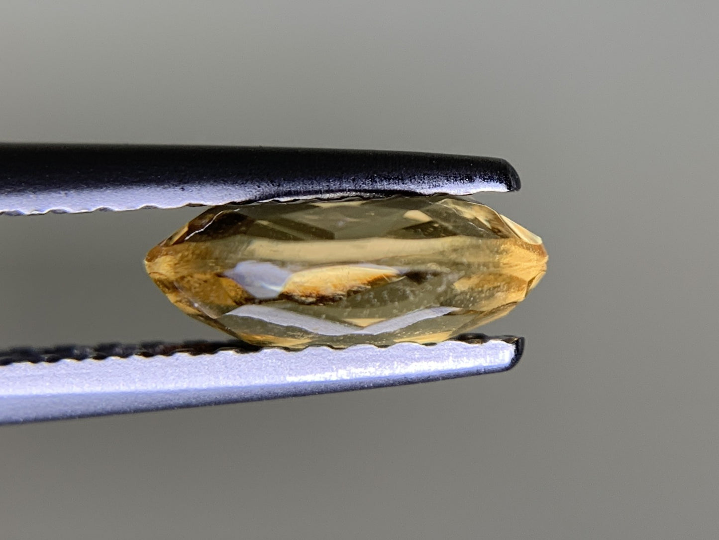 インペリアルトパーズ  1.018ct  中央宝石ソーティング付き  7.80㎜×5.17㎜×2.94㎜  ルース（ 裸石 ） 3064Y