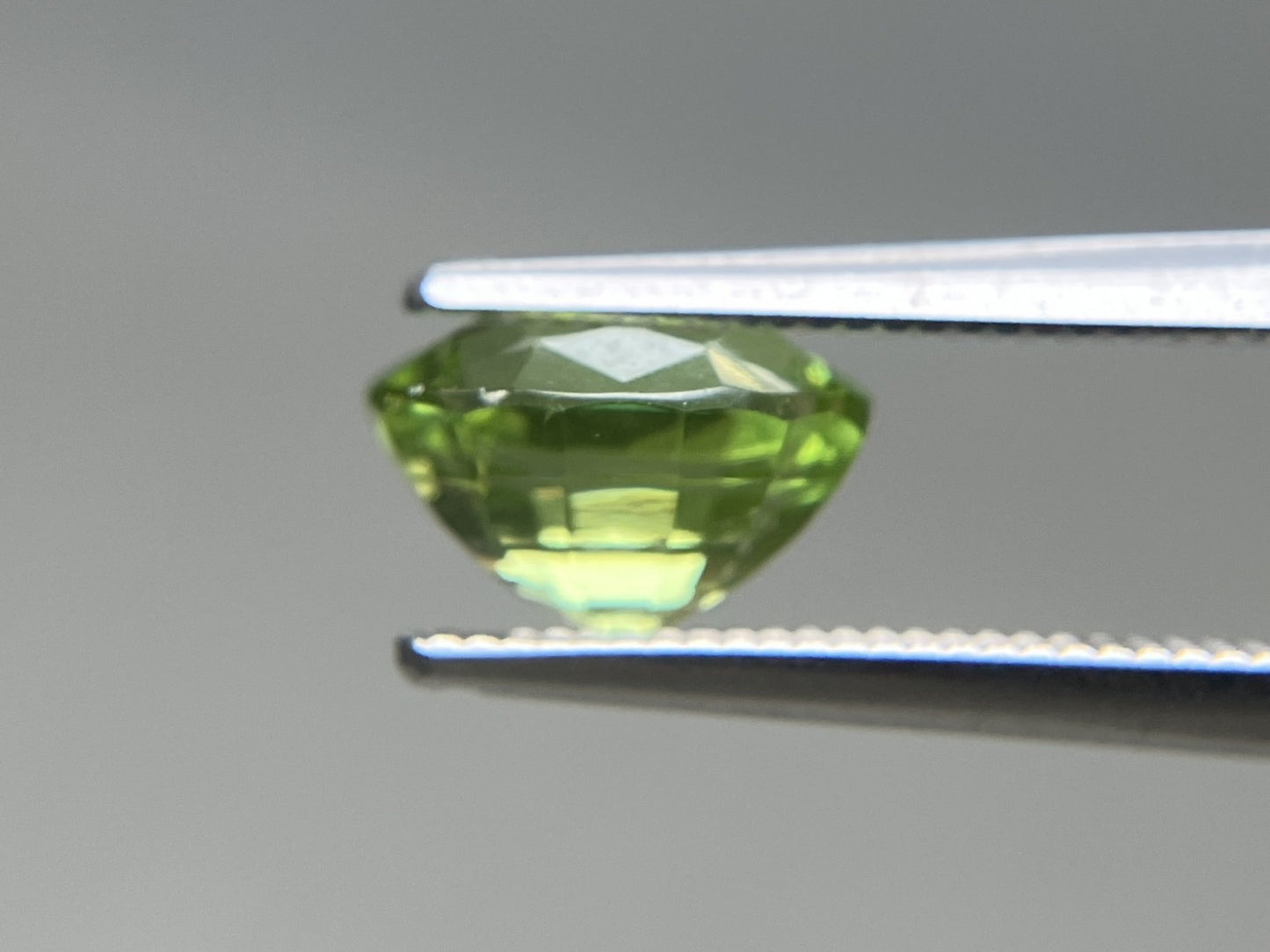 ペリドット 天然 2.104ct 宝石ソーティング付き 8.4㎜×6.7㎜×5.1㎜ ルース（ 裸石 ） 8316YY