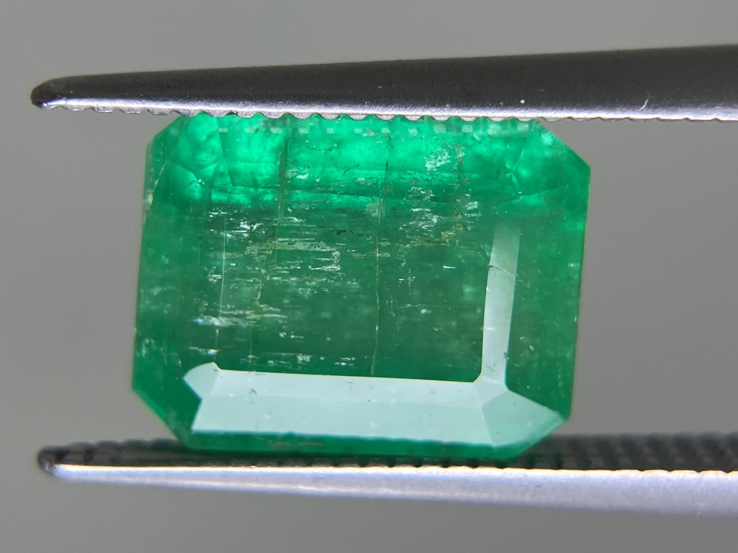 エメラルド 3.206ct 中央宝石ソーティング付き  9.88㎜×7.78㎜×5.01㎜  ルース（ 裸石 ） 3742YY