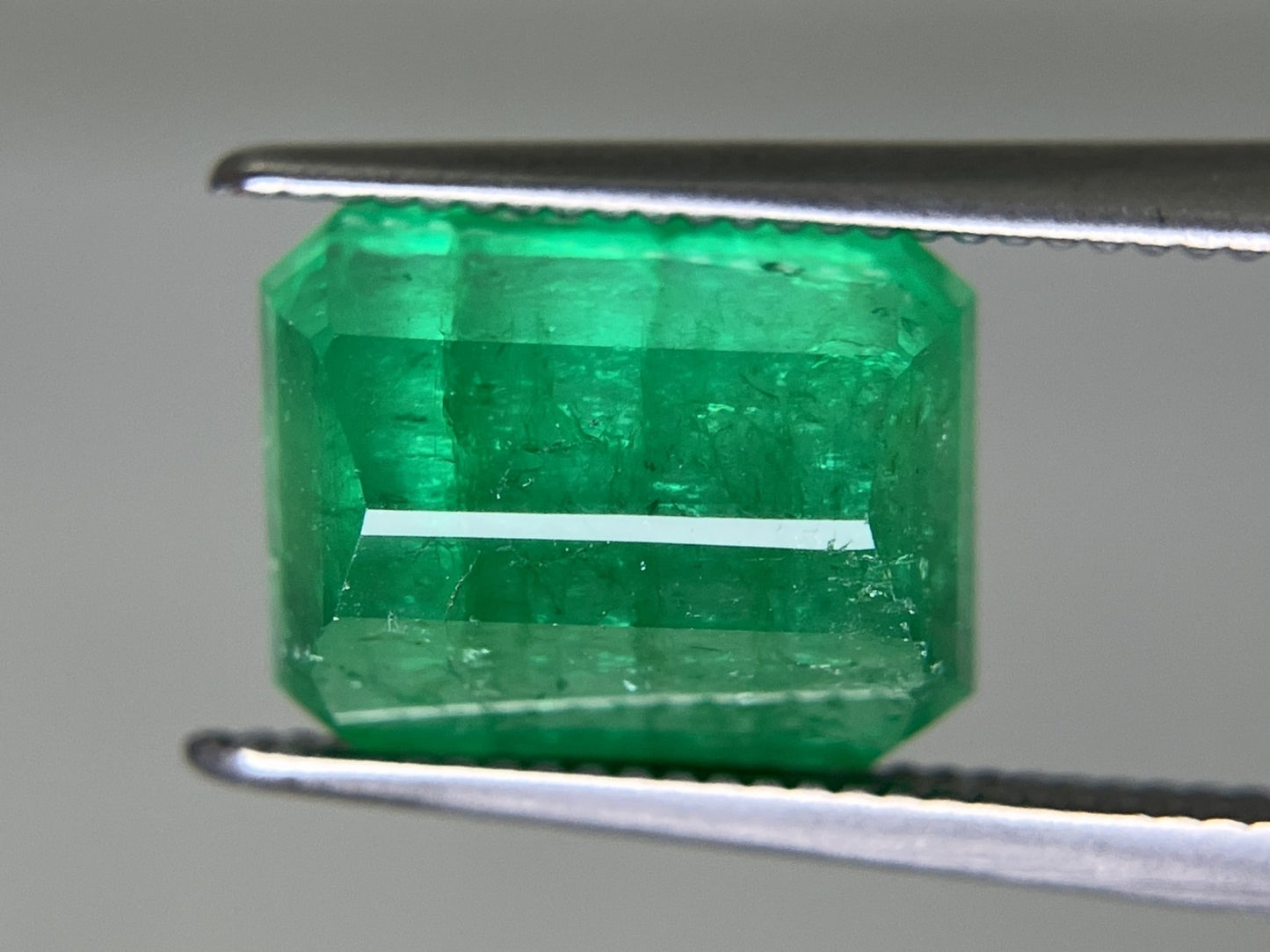エメラルド 3.206ct 中央宝石ソーティング付き  9.88㎜×7.78㎜×5.01㎜  ルース（ 裸石 ） 3742YY