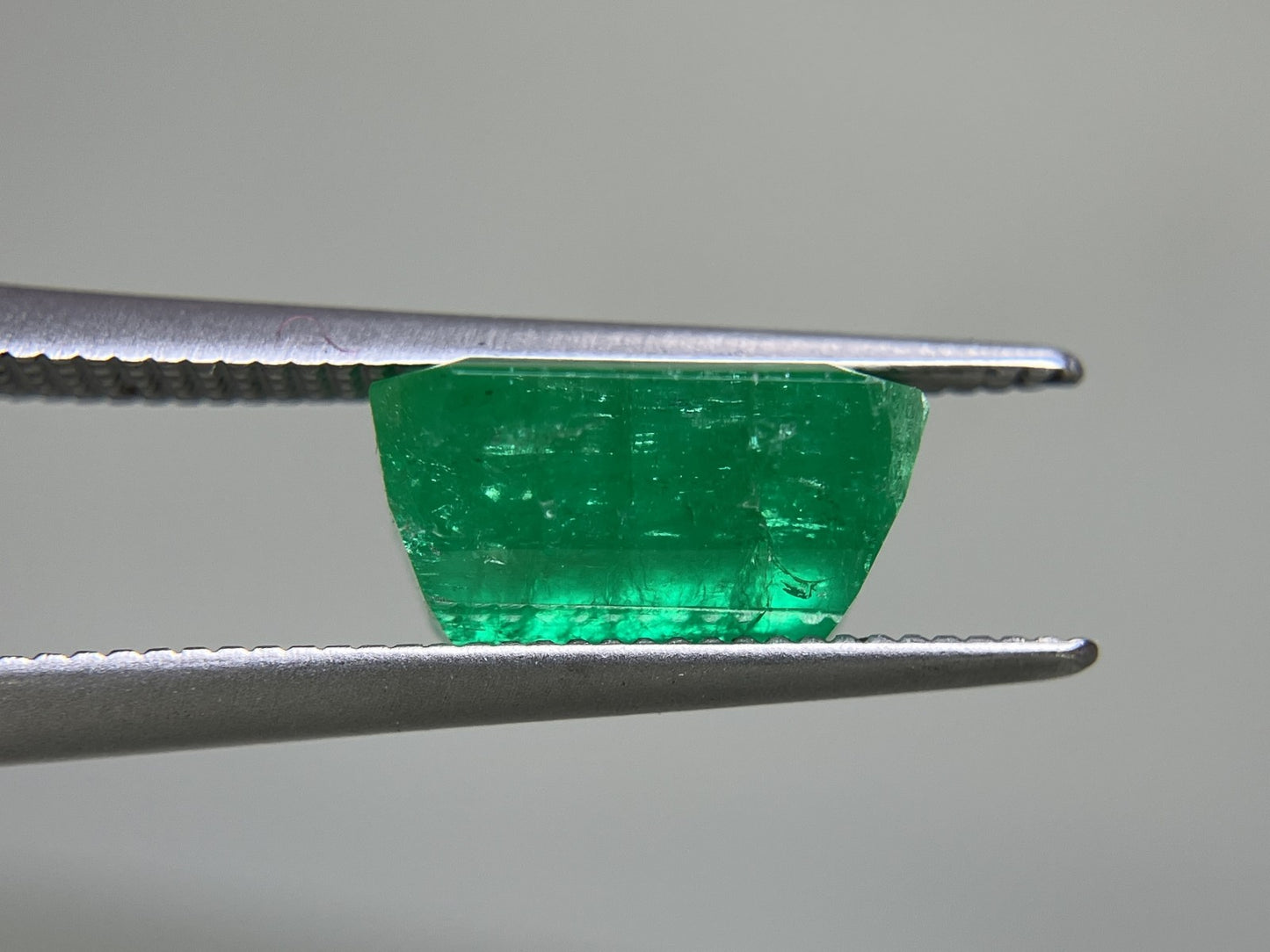 エメラルド 3.206ct 中央宝石ソーティング付き  9.88㎜×7.78㎜×5.01㎜  ルース（ 裸石 ） 3742YY