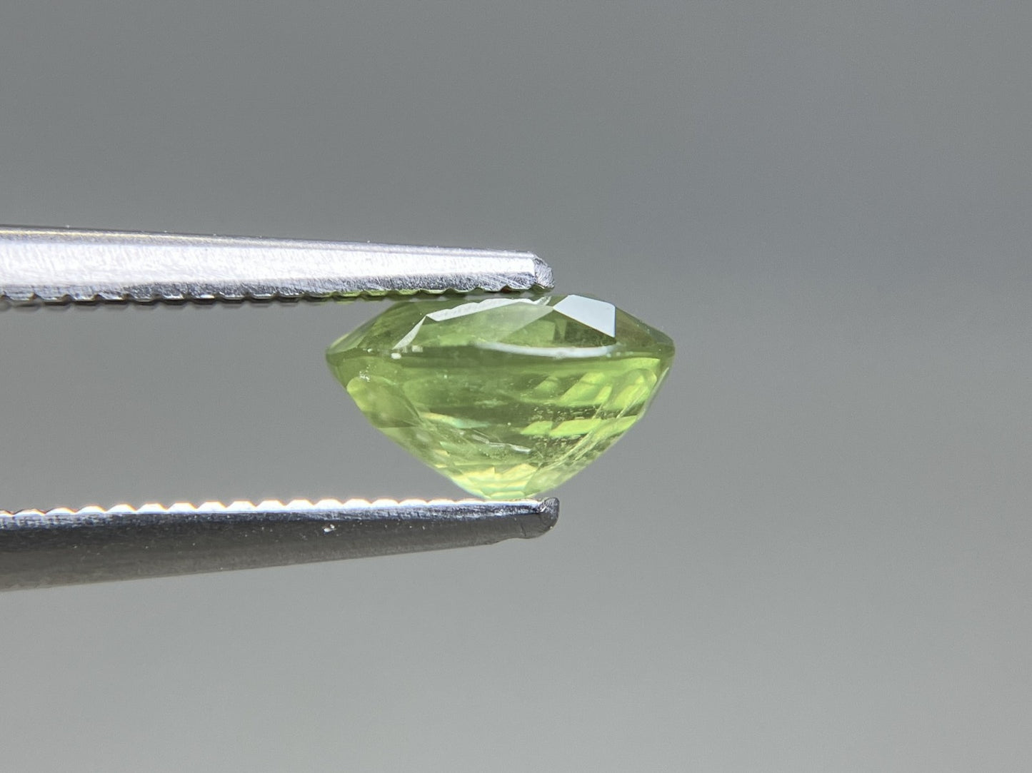 グリーンサファイア 1.848ct 宝石ソーティング付き 7.5㎜×6.1㎜×4.3㎜ 天然 ルース（ 裸石 ） 8321YY