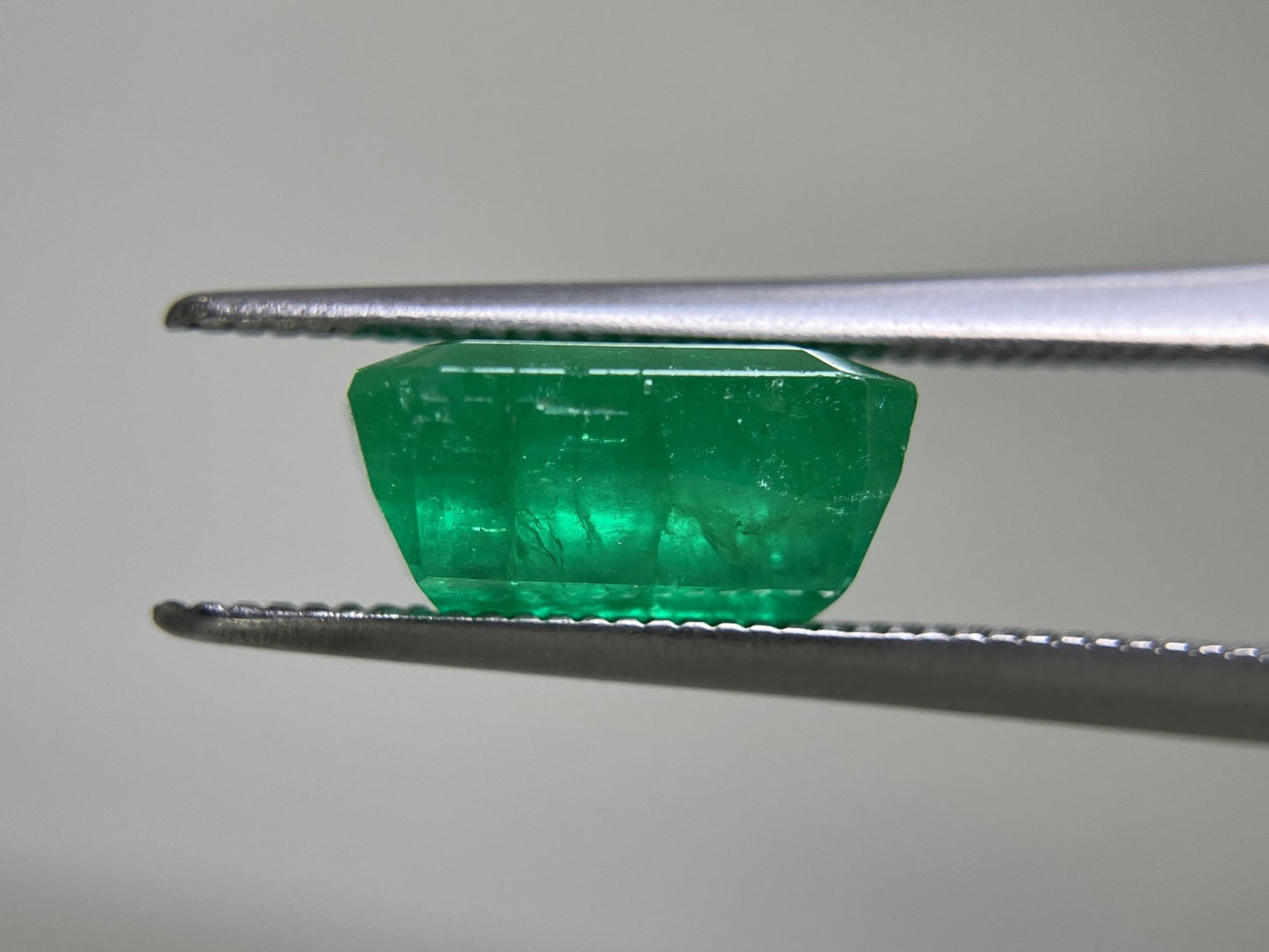 エメラルド 3.206ct 中央宝石ソーティング付き  9.88㎜×7.78㎜×5.01㎜  ルース（ 裸石 ） 3742YY