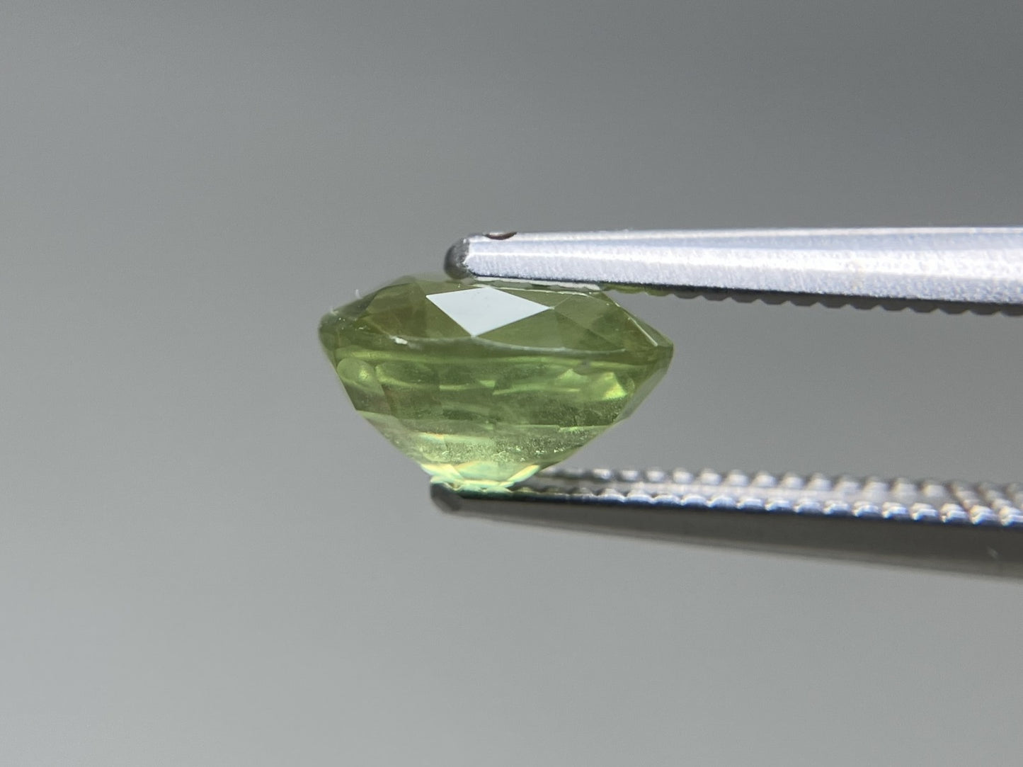 グリーンサファイア 1.848ct 宝石ソーティング付き 7.5㎜×6.1㎜×4.3㎜ 天然 ルース（ 裸石 ） 8321YY