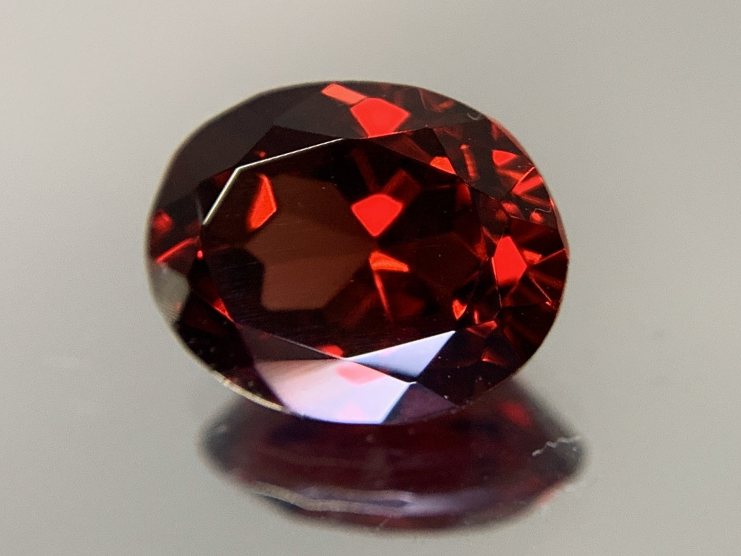ガーネット 3.449ct  宝石ソーティング付き  10.1㎜×7.8㎜×5.3㎜　  ルース（ 裸石 ） 2047Y