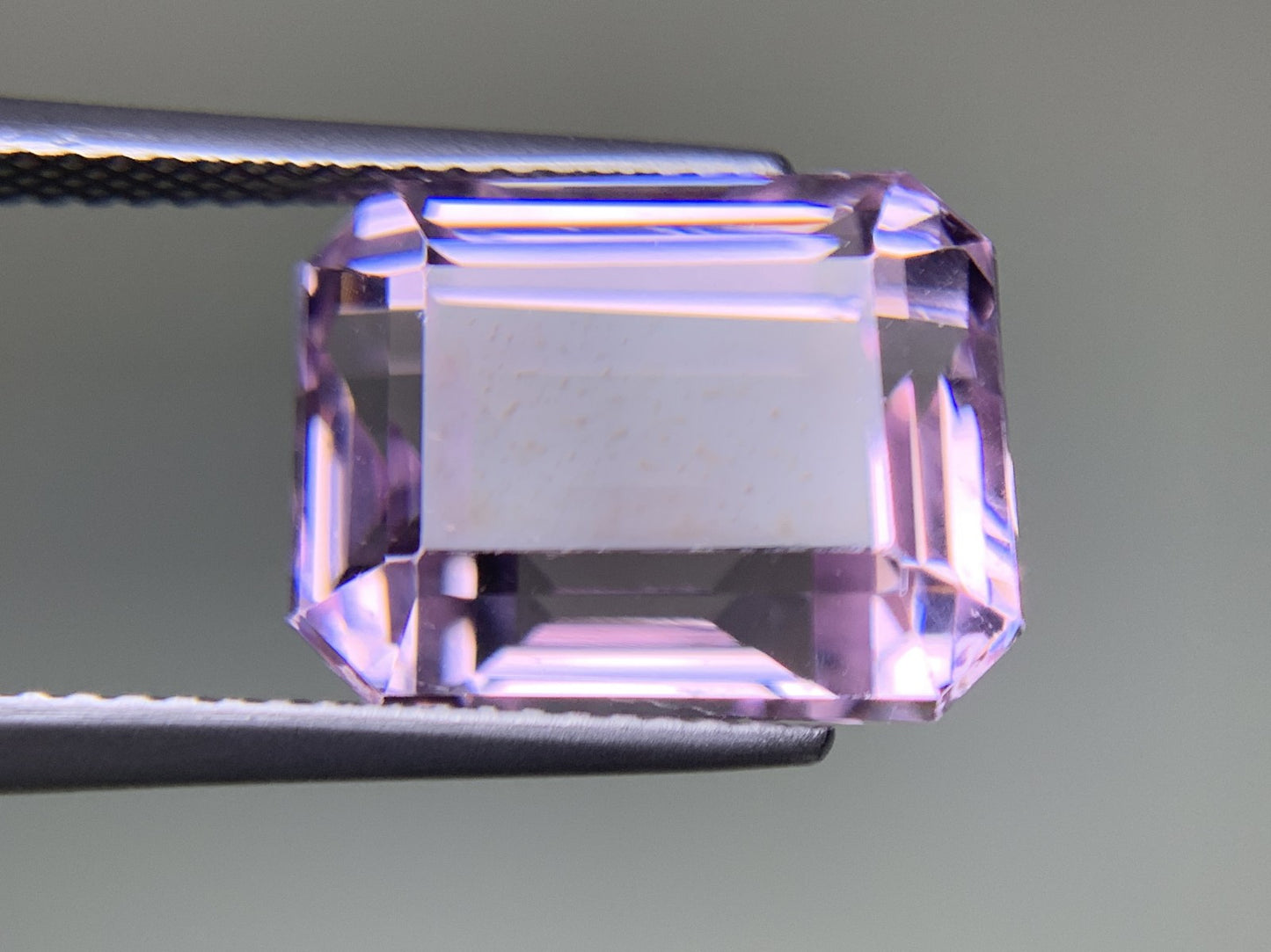 クンツァイト  12.662ct  中央宝石ソーティング付き  13.55㎜×10.59㎜×9.21㎜  ルース（ 裸石 ） 3148Y