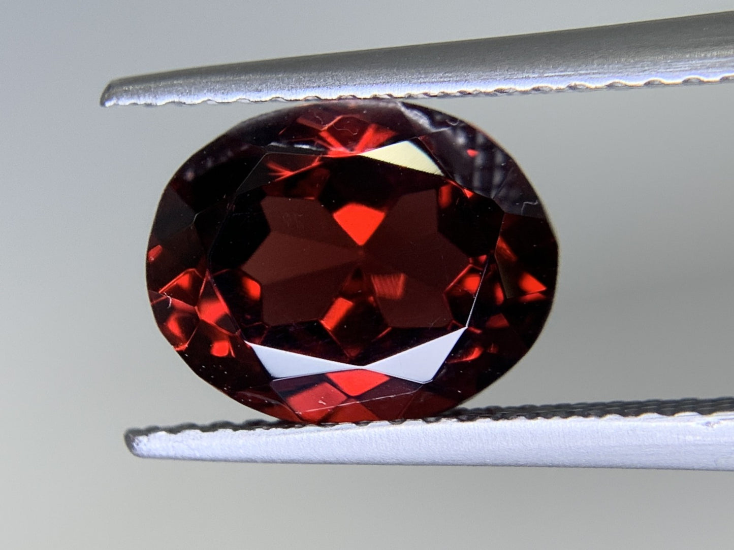 ガーネット 3.449ct  宝石ソーティング付き  10.1㎜×7.8㎜×5.3㎜　  ルース（ 裸石 ） 2047Y